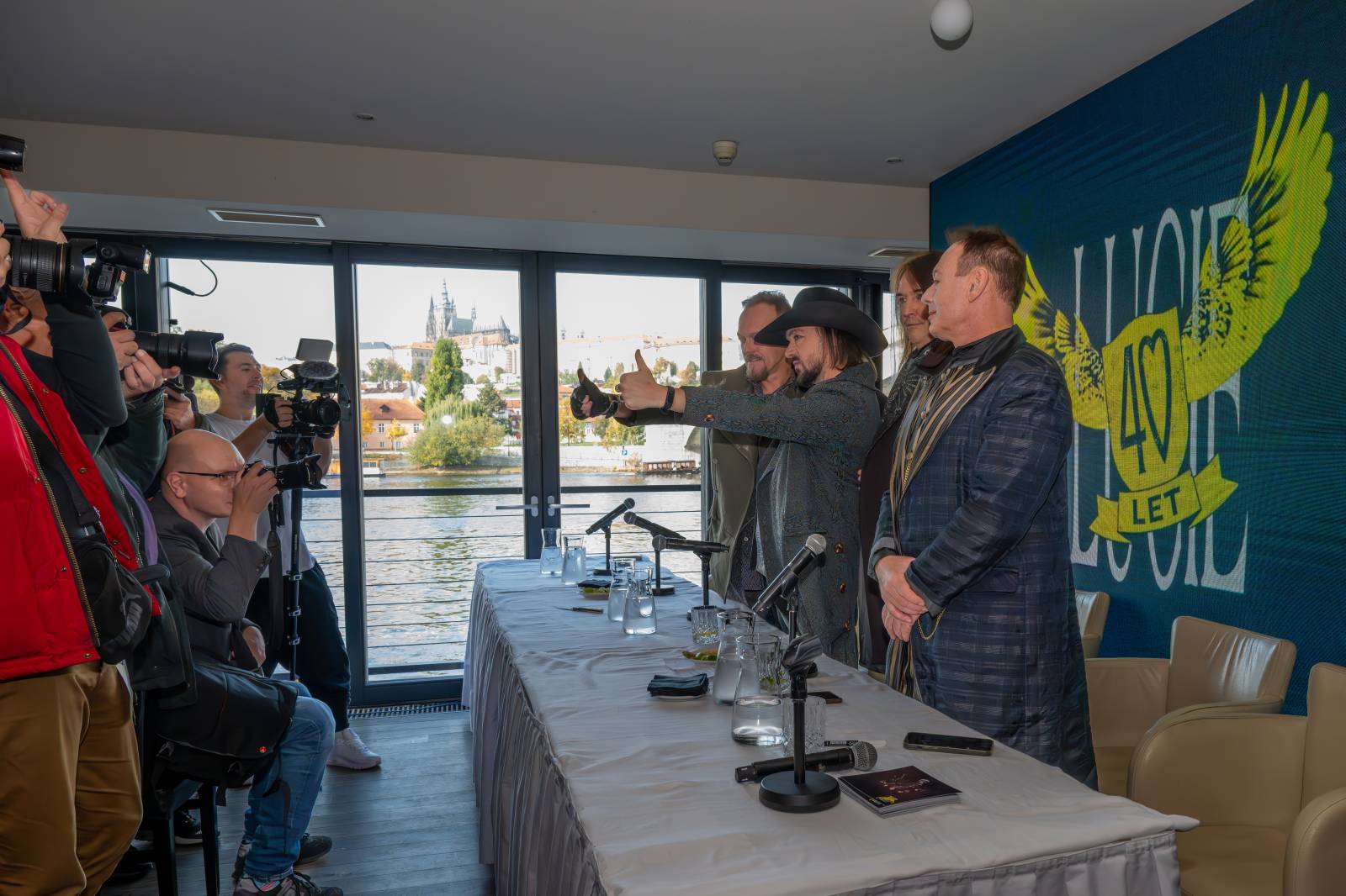 Lucie je zase ve čtyřech. Na lodi v Praze přivítala na palubě Viktora Dyka