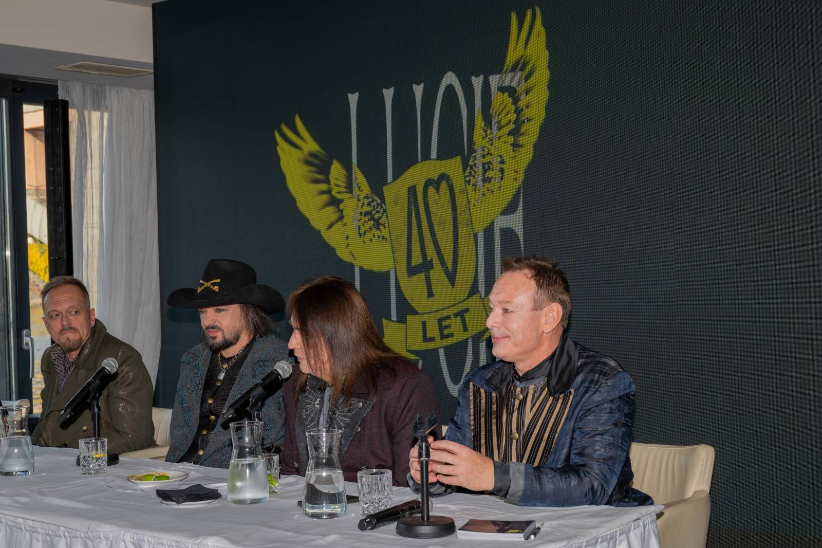 Lucie je zase ve čtyřech. Na lodi v Praze přivítala na palubě Viktora Dyka