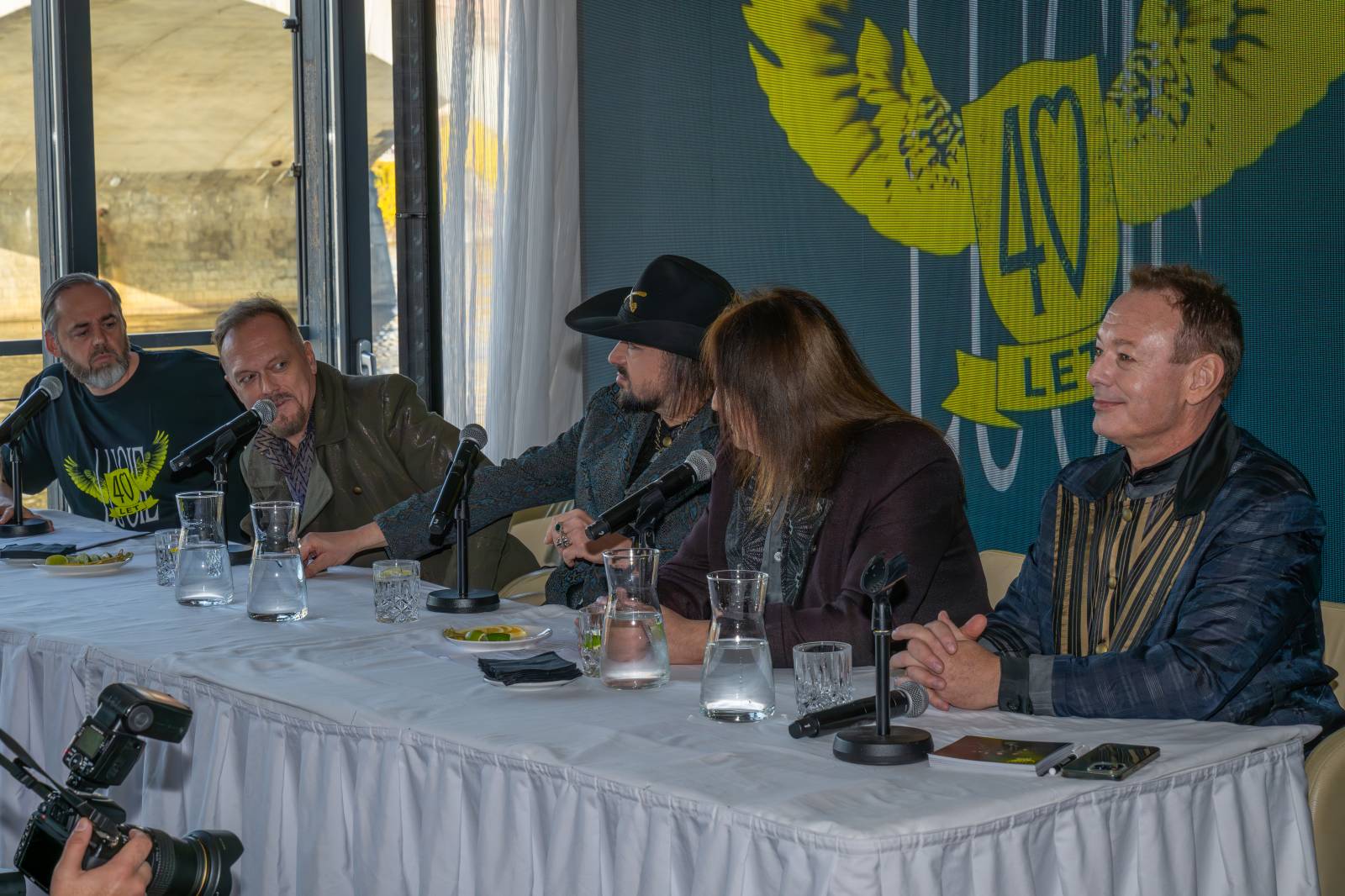 Lucie je zase ve čtyřech. Na lodi v Praze přivítala na palubě Viktora Dyka