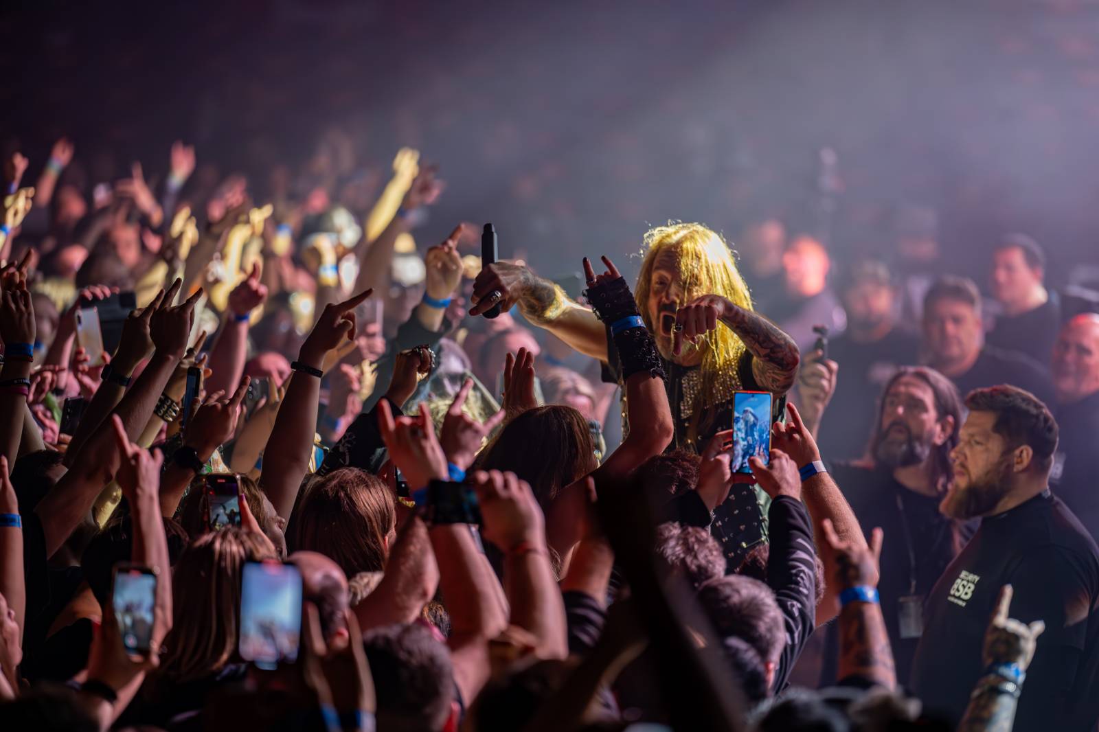 Metalová smršť v Holešovicích. Do Prahy zavítali Powerwolf, Hammerfall a Wind Rose