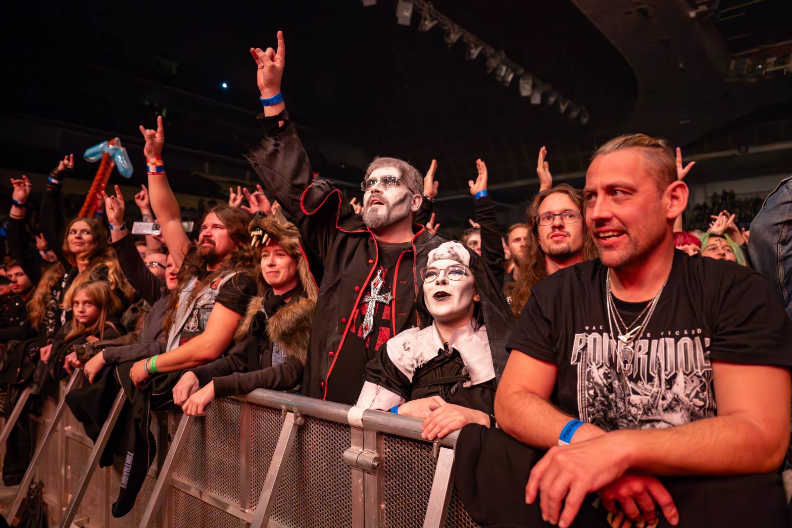 Metalová smršť v Holešovicích. Do Prahy zavítali Powerwolf, Hammerfall a Wind Rose