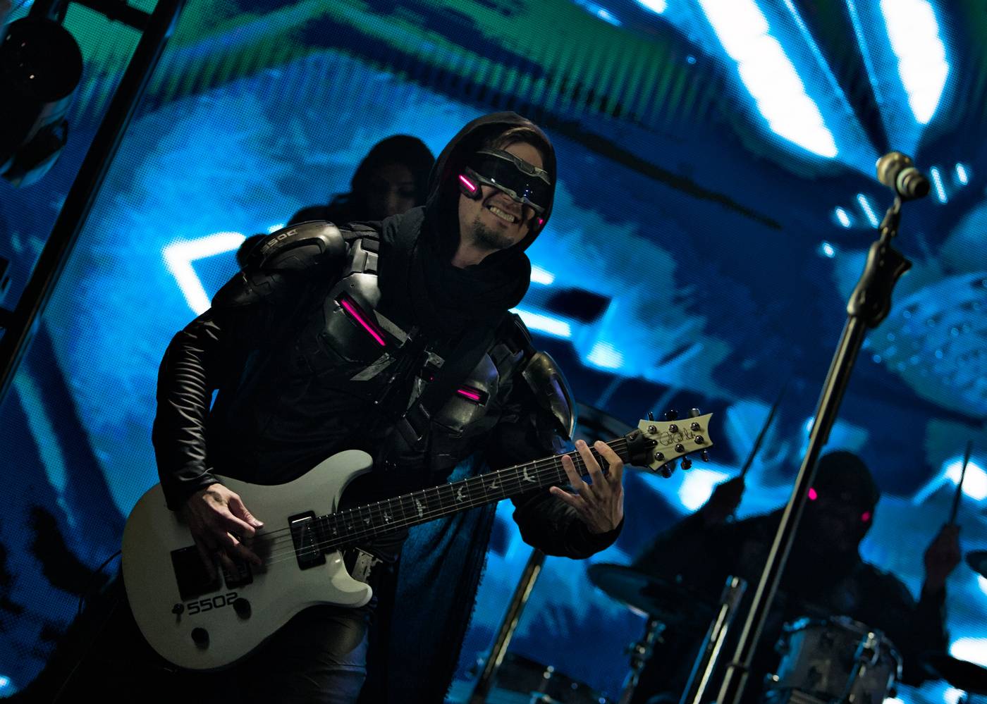 Futuristické kostýmy i strhující vizuální show. Starset se po roce vrátili do Prahy