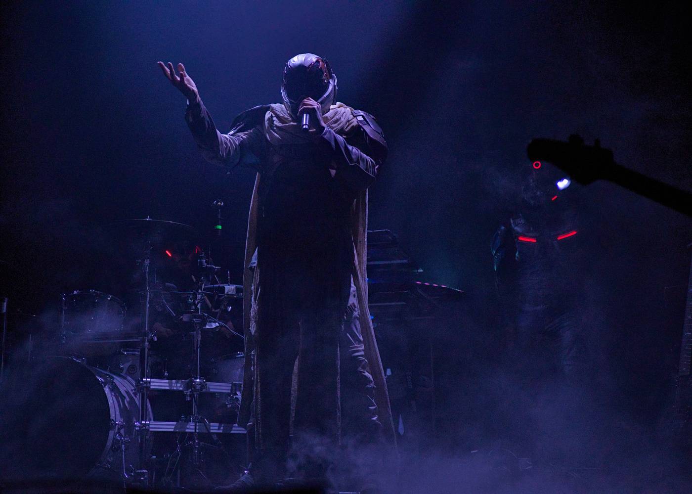 Futuristické kostýmy i strhující vizuální show. Starset se po roce vrátili do Prahy