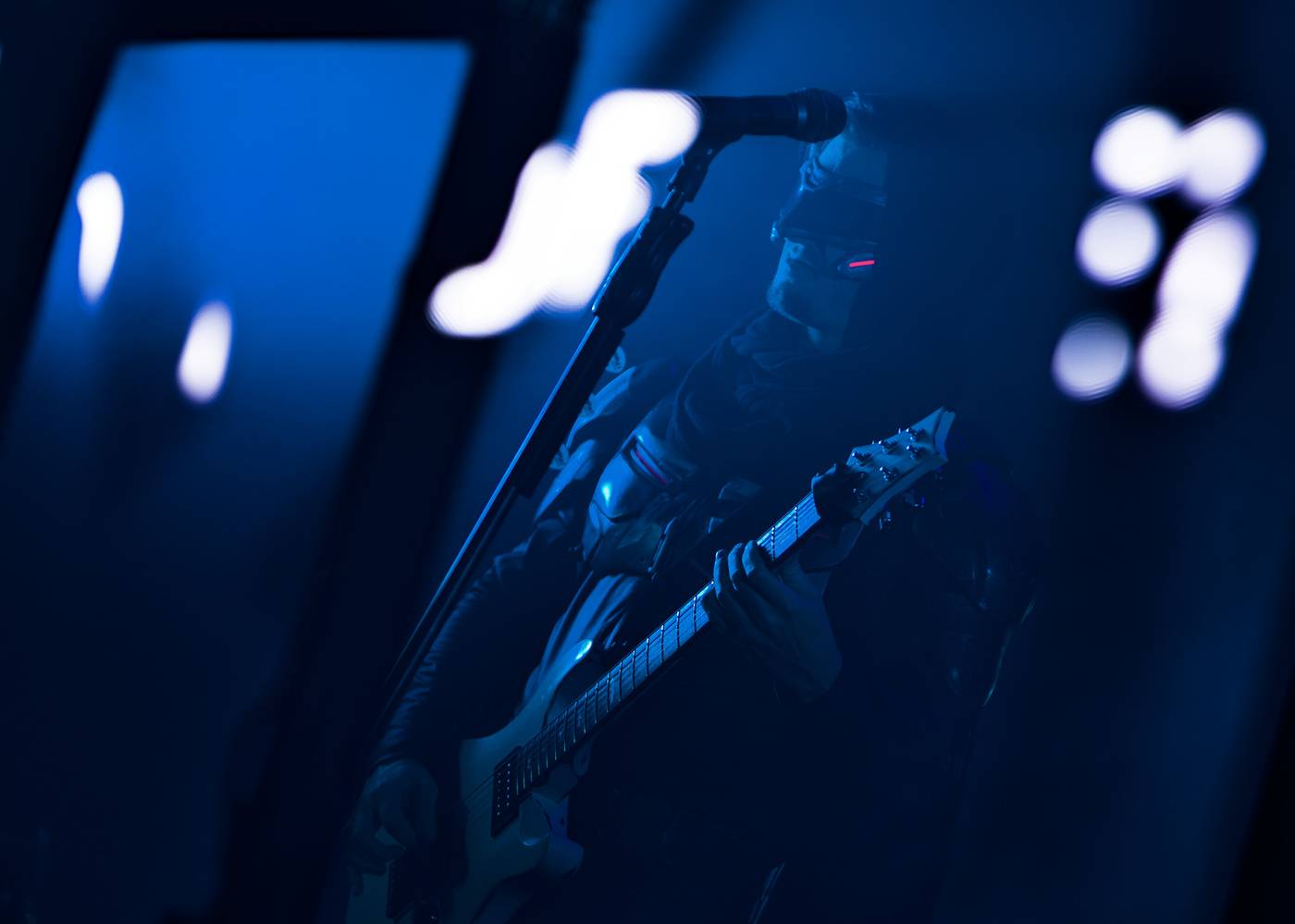 Futuristické kostýmy i strhující vizuální show. Starset se po roce vrátili do Prahy