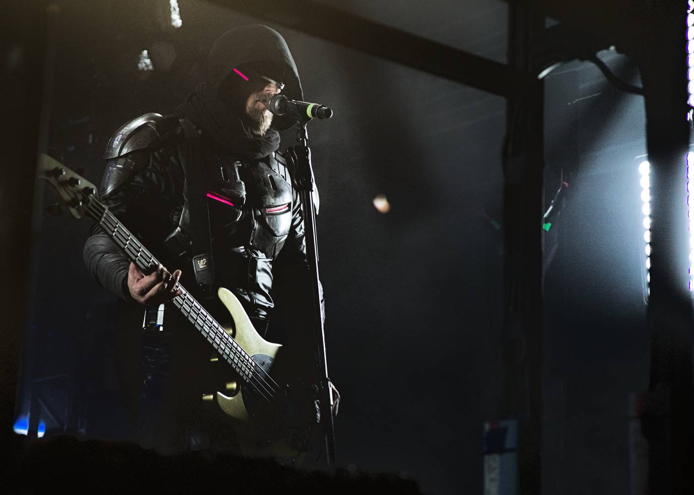 Futuristické kostýmy i strhující vizuální show. Starset se po roce vrátili do Prahy