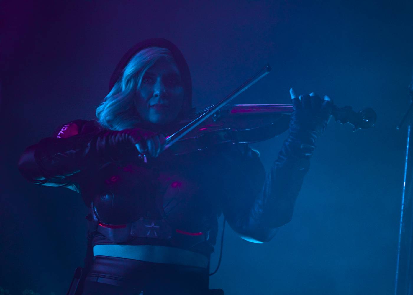 Futuristické kostýmy i strhující vizuální show. Starset se po roce vrátili do Prahy