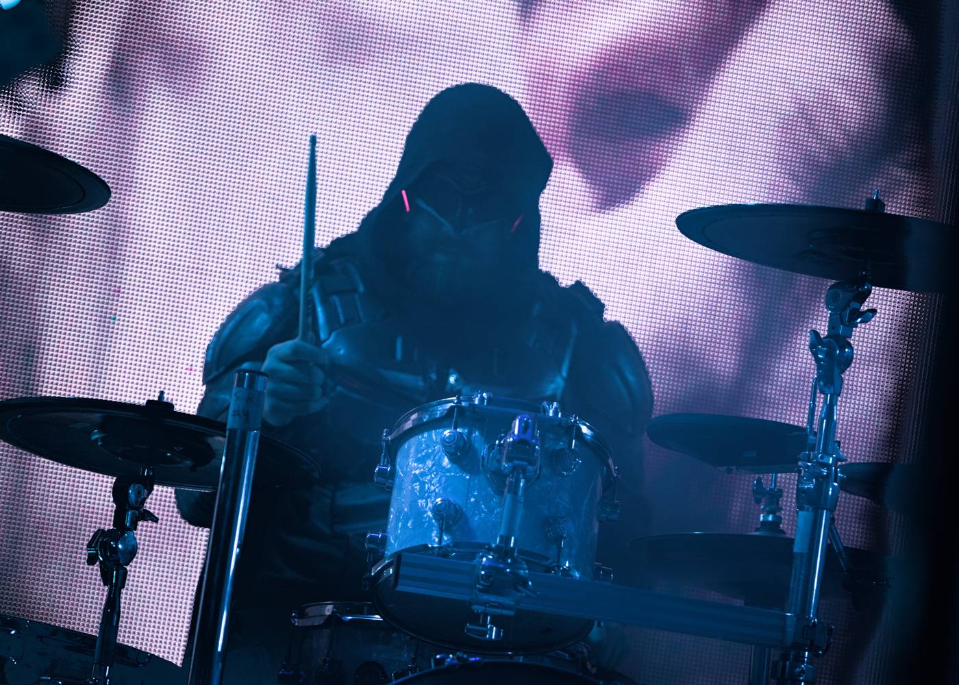 Futuristické kostýmy i strhující vizuální show. Starset se po roce vrátili do Prahy