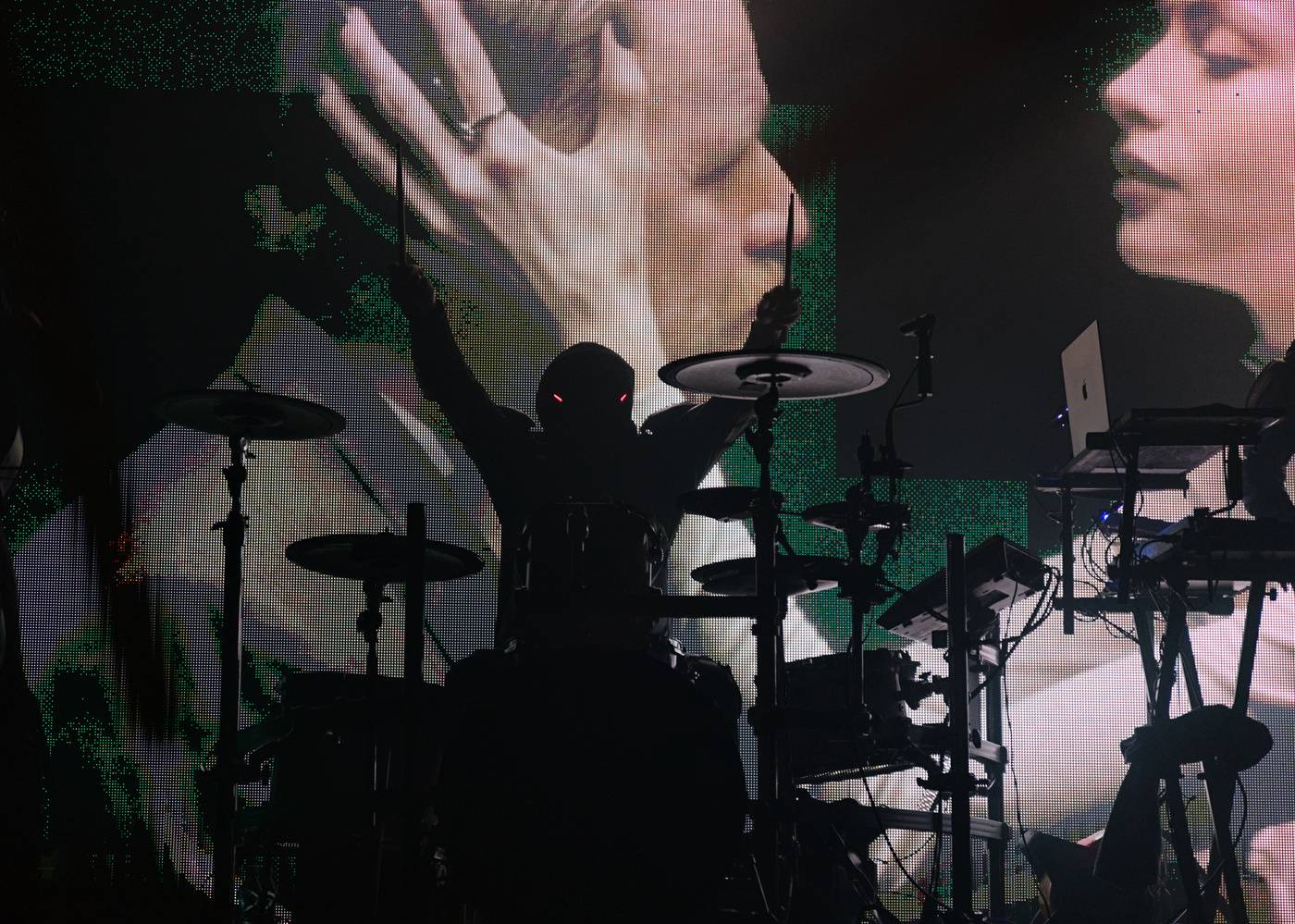 Futuristické kostýmy i strhující vizuální show. Starset se po roce vrátili do Prahy