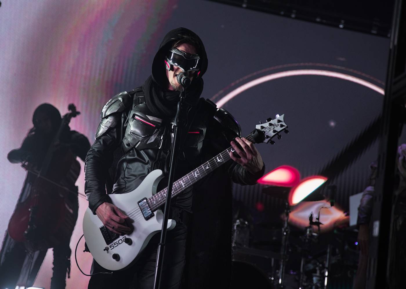 Futuristické kostýmy i strhující vizuální show. Starset se po roce vrátili do Prahy