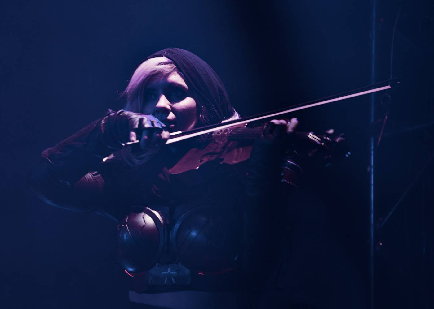 Futuristické kostýmy i strhující vizuální show. Starset se po roce vrátili do Prahy