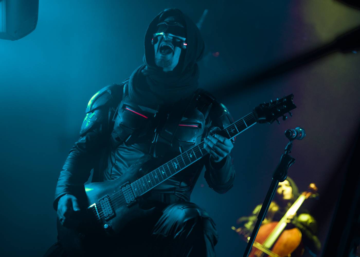 Futuristické kostýmy i strhující vizuální show. Starset se po roce vrátili do Prahy