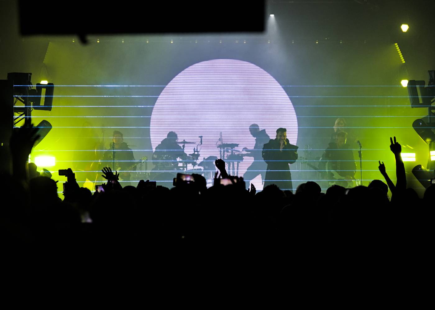 Futuristické kostýmy i strhující vizuální show. Starset se po roce vrátili do Prahy