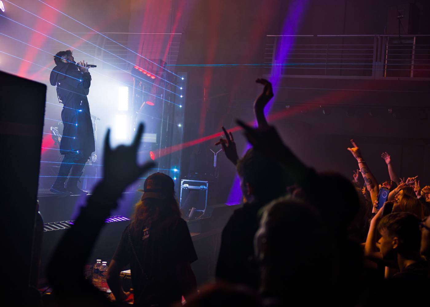 Futuristické kostýmy i strhující vizuální show. Starset se po roce vrátili do Prahy