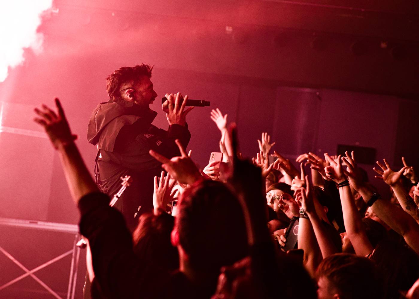 Futuristické kostýmy i strhující vizuální show. Starset se po roce vrátili do Prahy