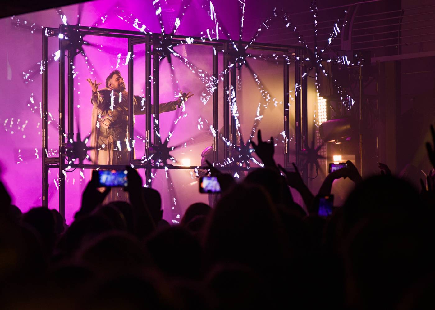 Futuristické kostýmy i strhující vizuální show. Starset se po roce vrátili do Prahy