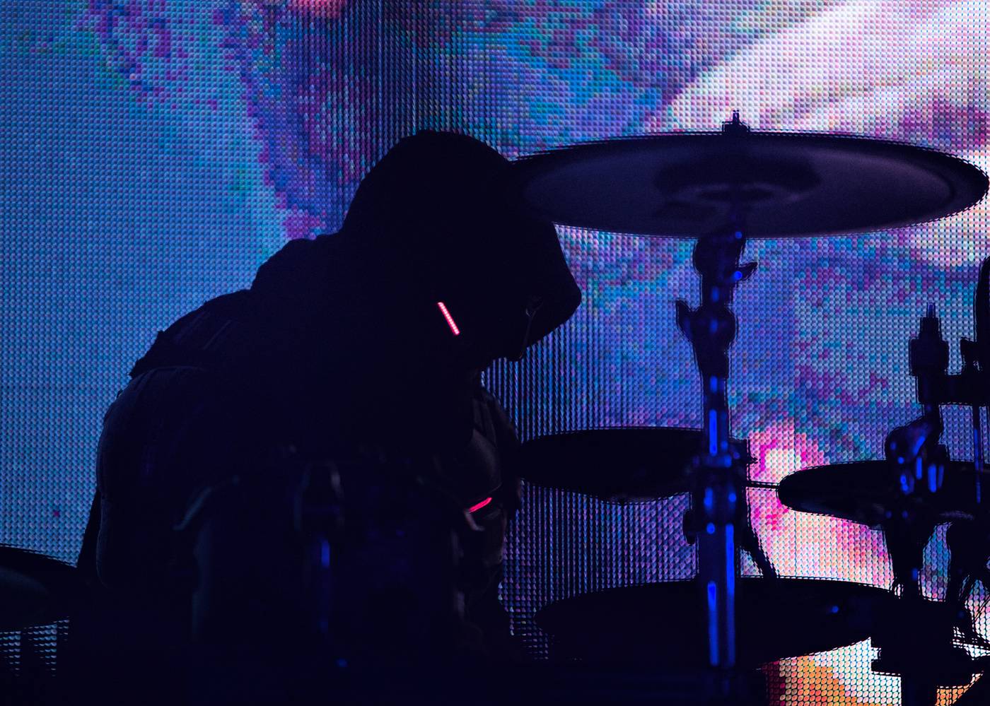 Futuristické kostýmy i strhující vizuální show. Starset se po roce vrátili do Prahy