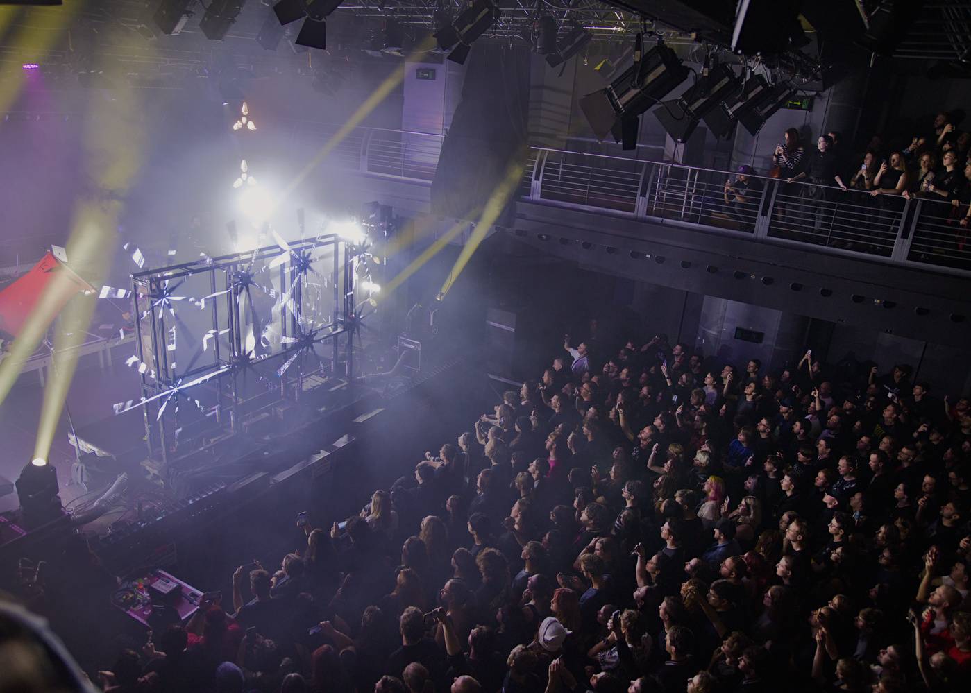 Futuristické kostýmy i strhující vizuální show. Starset se po roce vrátili do Prahy