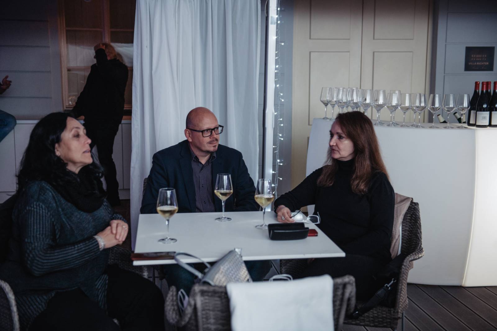 Talkshow U Aleše na střeše poprvé naživo. Publikum bavili Michael Kocáb s dcerou Natálií, Marie Rottrová, Debbi i Ondřej Ruml