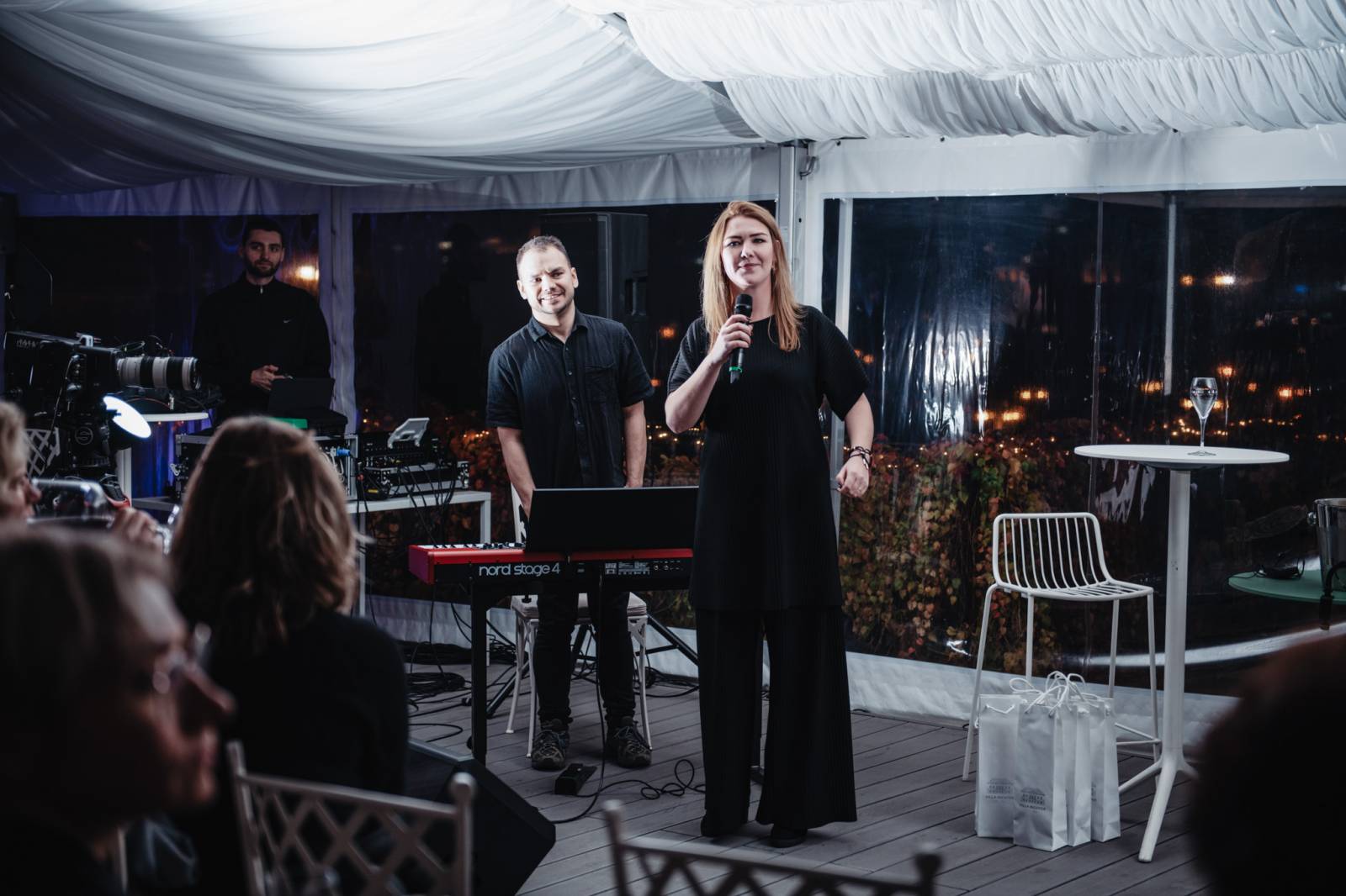 Talkshow U Aleše na střeše poprvé naživo. Publikum bavili Michael Kocáb s dcerou Natálií, Marie Rottrová, Debbi i Ondřej Ruml