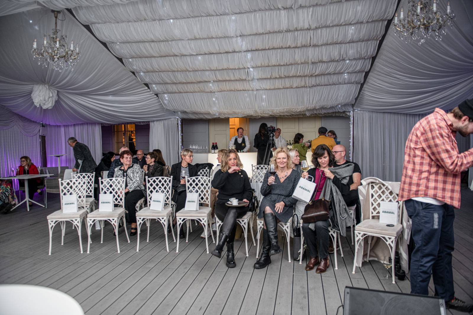 Talkshow U Aleše na střeše poprvé naživo. Publikum bavili Michael Kocáb s dcerou Natálií, Marie Rottrová, Debbi i Ondřej Ruml