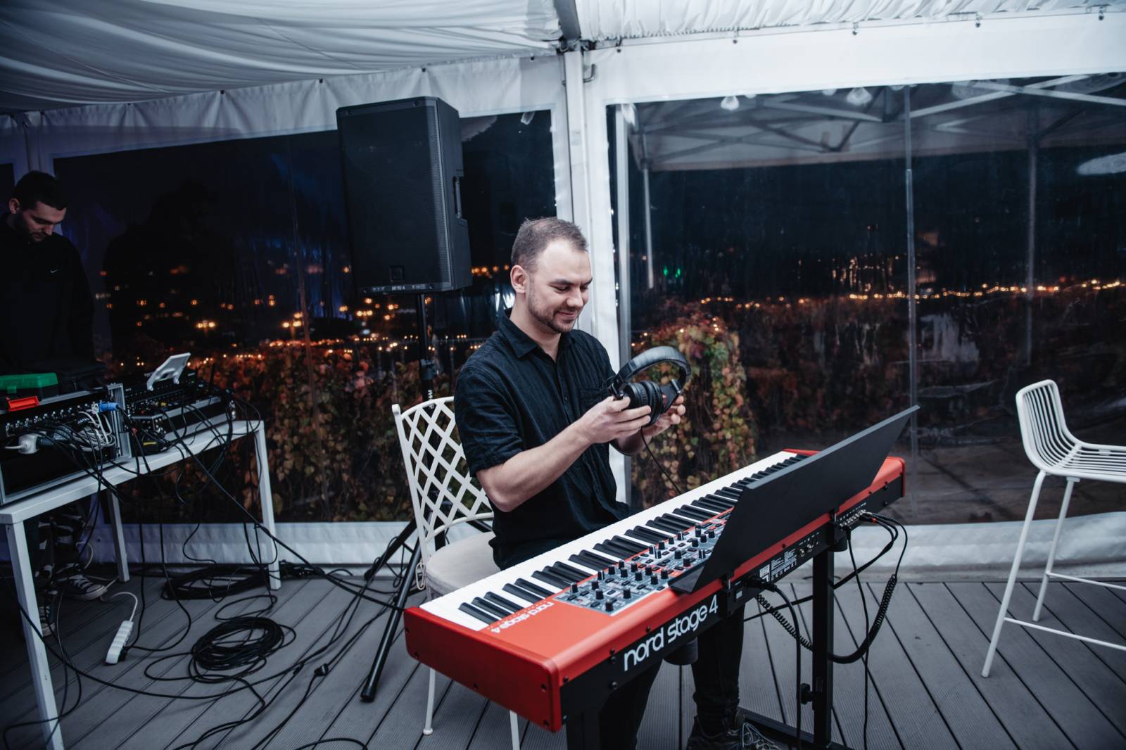 Talkshow U Aleše na střeše poprvé naživo. Publikum bavili Michael Kocáb s dcerou Natálií, Marie Rottrová, Debbi i Ondřej Ruml