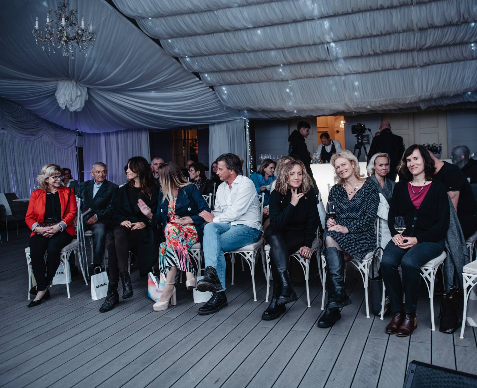 Talkshow U Aleše na střeše poprvé naživo. Publikum bavili Michael Kocáb s dcerou Natálií, Marie Rottrová, Debbi i Ondřej Ruml