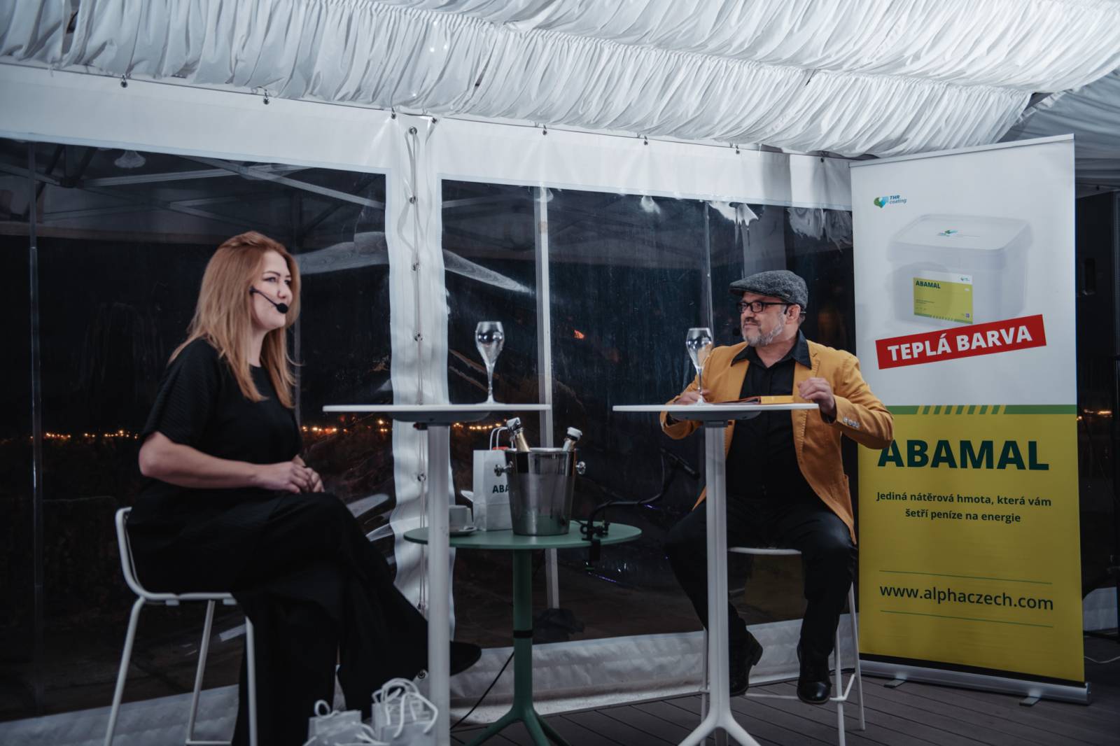 Talkshow U Aleše na střeše poprvé naživo. Publikum bavili Michael Kocáb s dcerou Natálií, Marie Rottrová, Debbi i Ondřej Ruml