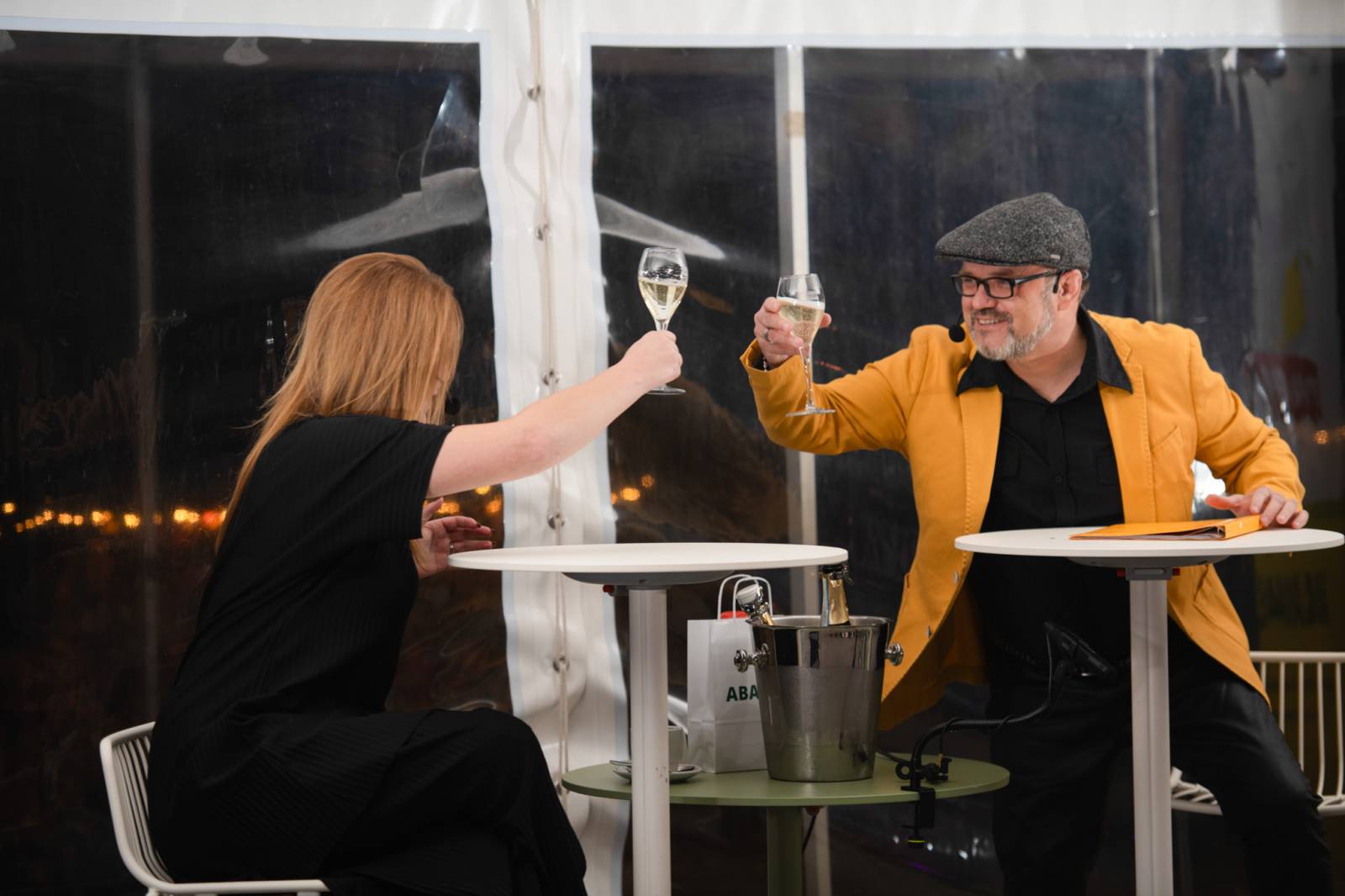 Talkshow U Aleše na střeše poprvé naživo. Publikum bavili Michael Kocáb s dcerou Natálií, Marie Rottrová, Debbi i Ondřej Ruml