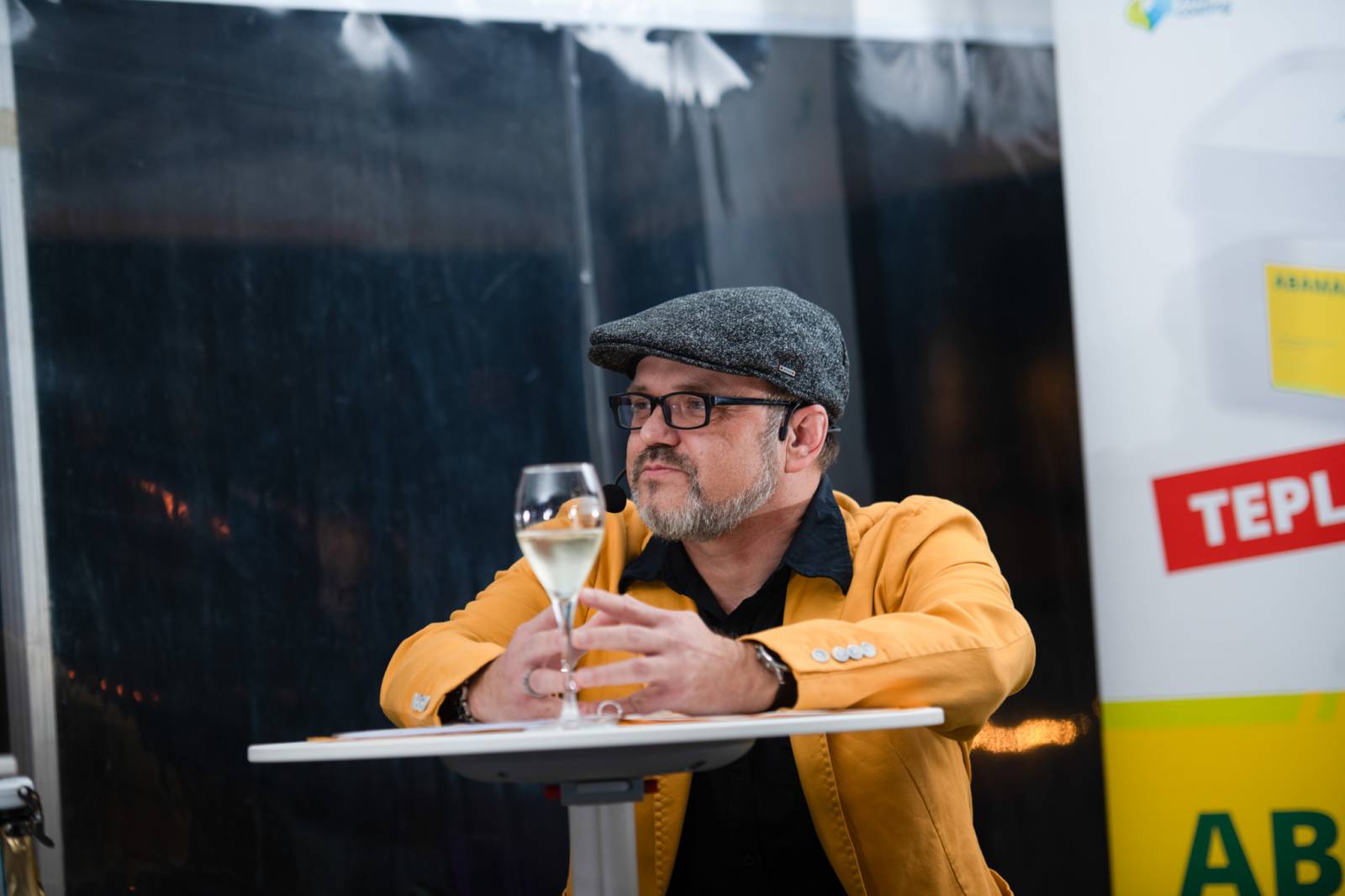 Talkshow U Aleše na střeše poprvé naživo. Publikum bavili Michael Kocáb s dcerou Natálií, Marie Rottrová, Debbi i Ondřej Ruml