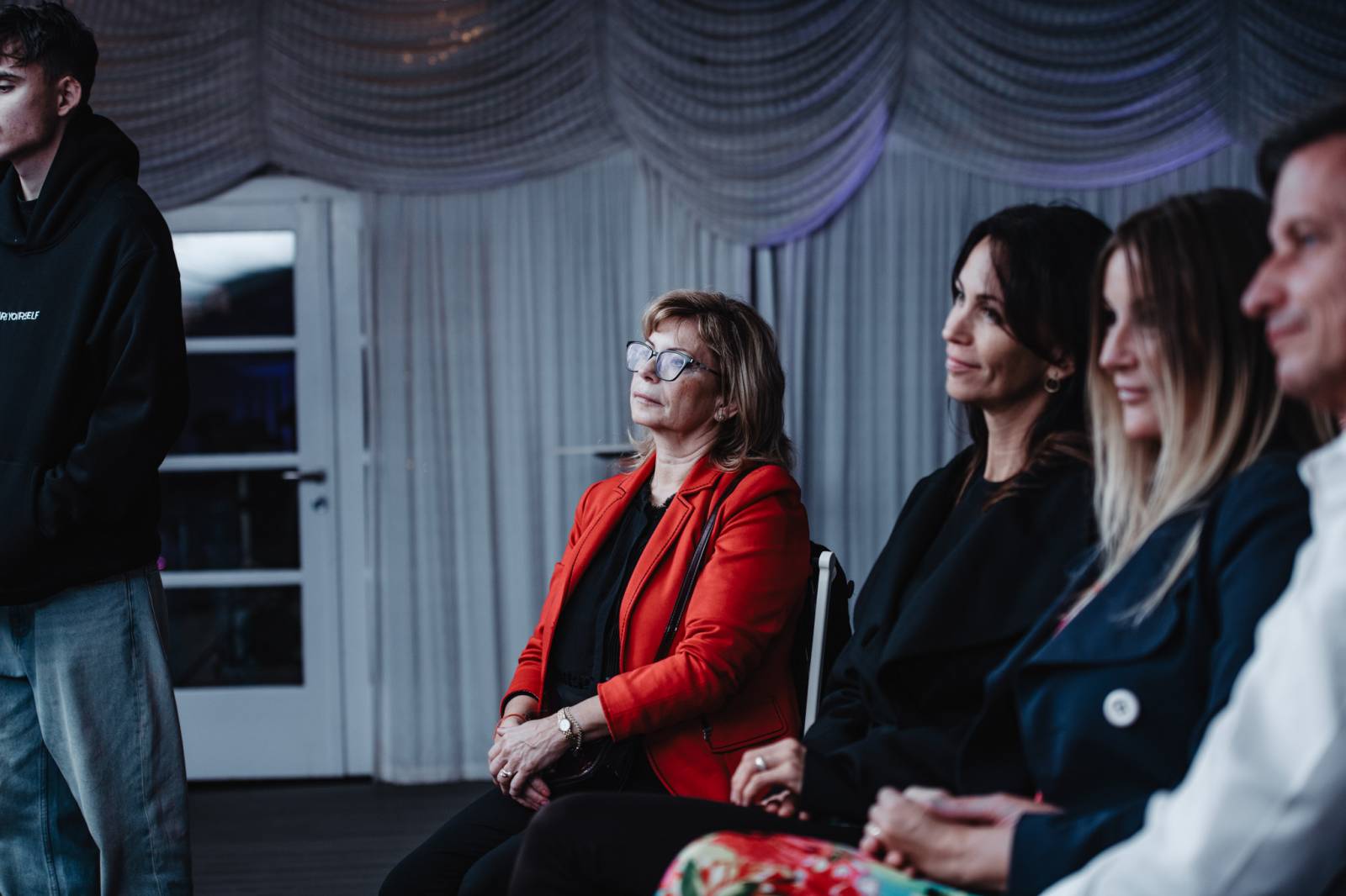 Talkshow U Aleše na střeše poprvé naživo. Publikum bavili Michael Kocáb s dcerou Natálií, Marie Rottrová, Debbi i Ondřej Ruml