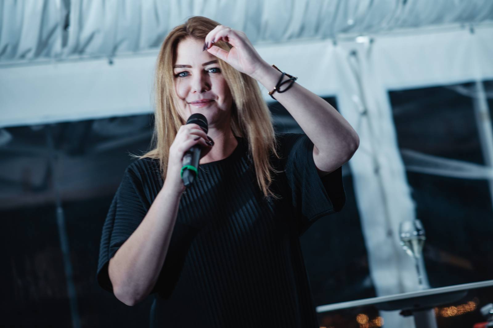 Talkshow U Aleše na střeše poprvé naživo. Publikum bavili Michael Kocáb s dcerou Natálií, Marie Rottrová, Debbi i Ondřej Ruml