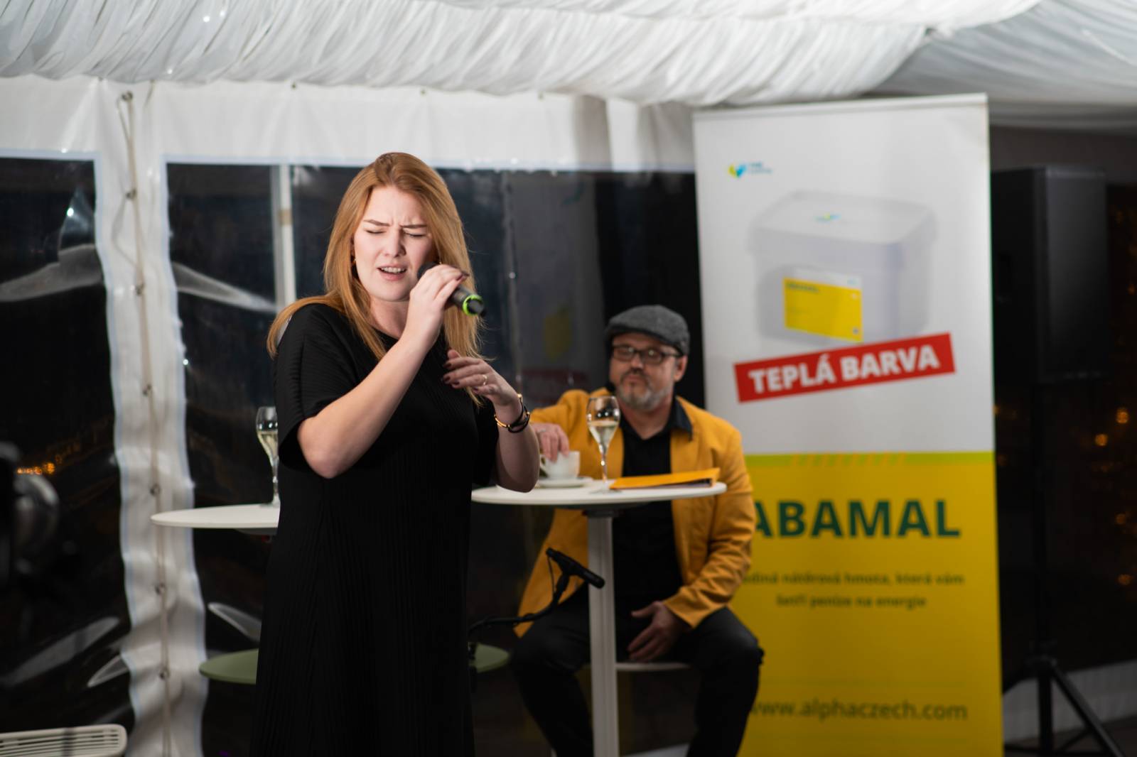 Talkshow U Aleše na střeše poprvé naživo. Publikum bavili Michael Kocáb s dcerou Natálií, Marie Rottrová, Debbi i Ondřej Ruml