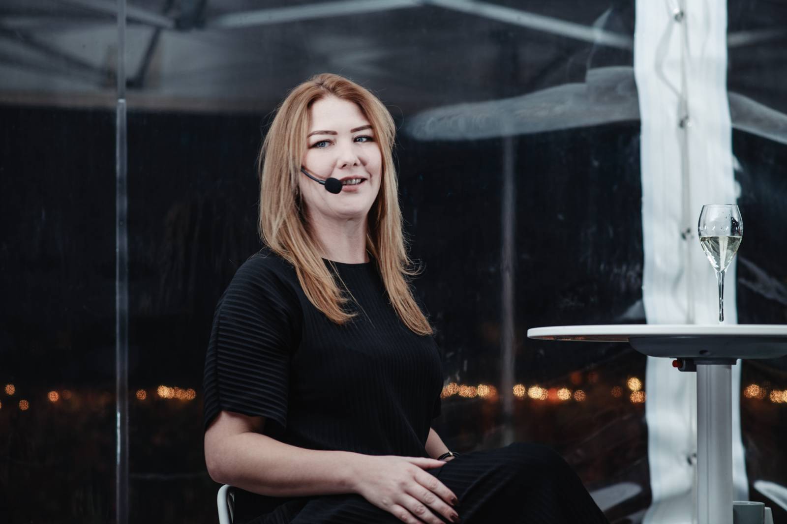 Talkshow U Aleše na střeše poprvé naživo. Publikum bavili Michael Kocáb s dcerou Natálií, Marie Rottrová, Debbi i Ondřej Ruml