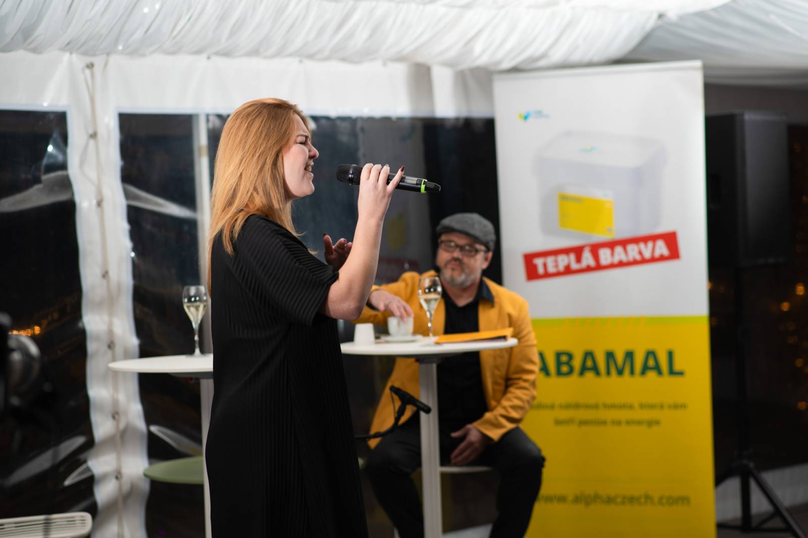 Talkshow U Aleše na střeše poprvé naživo. Publikum bavili Michael Kocáb s dcerou Natálií, Marie Rottrová, Debbi i Ondřej Ruml