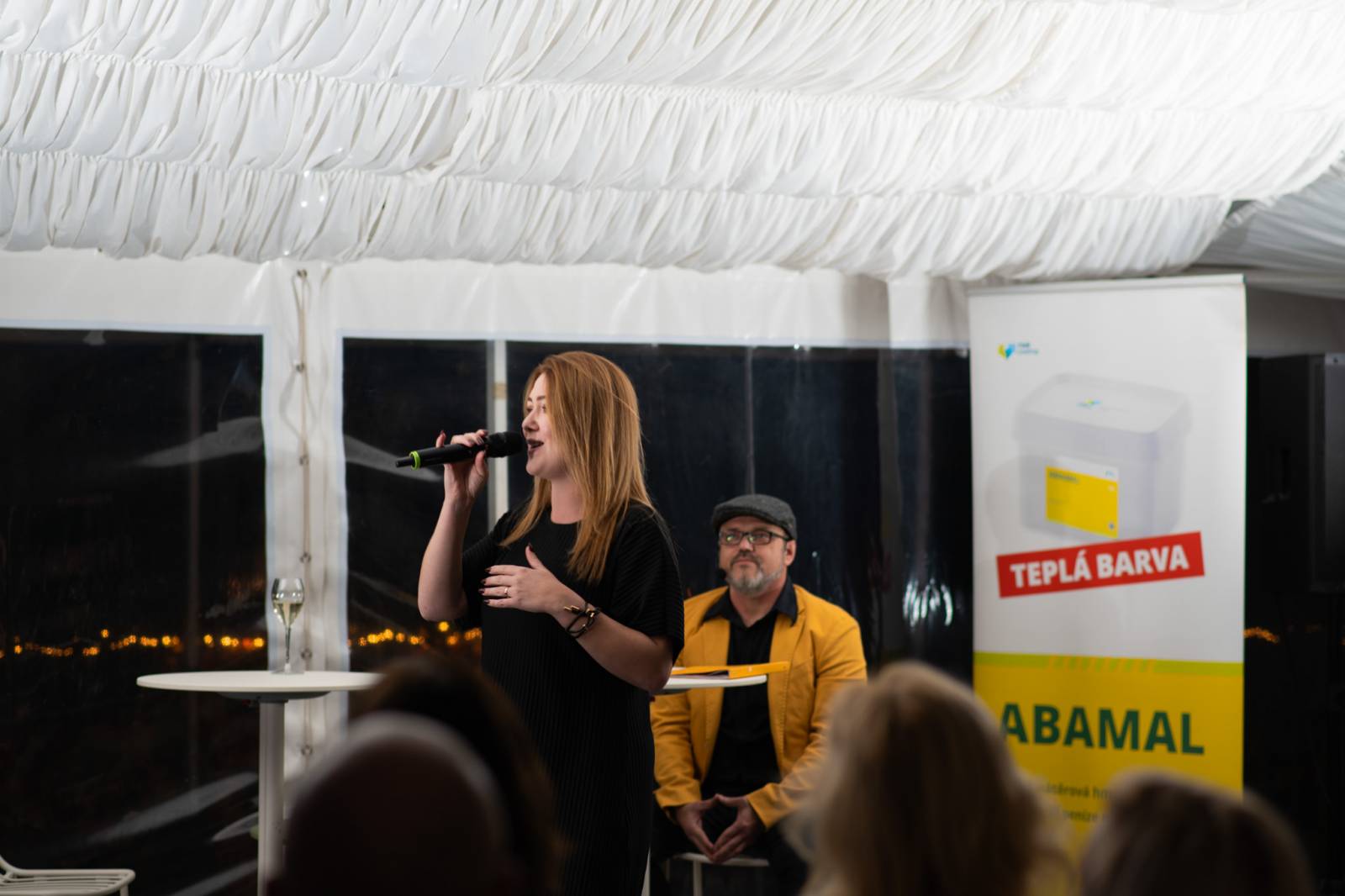 Talkshow U Aleše na střeše poprvé naživo. Publikum bavili Michael Kocáb s dcerou Natálií, Marie Rottrová, Debbi i Ondřej Ruml