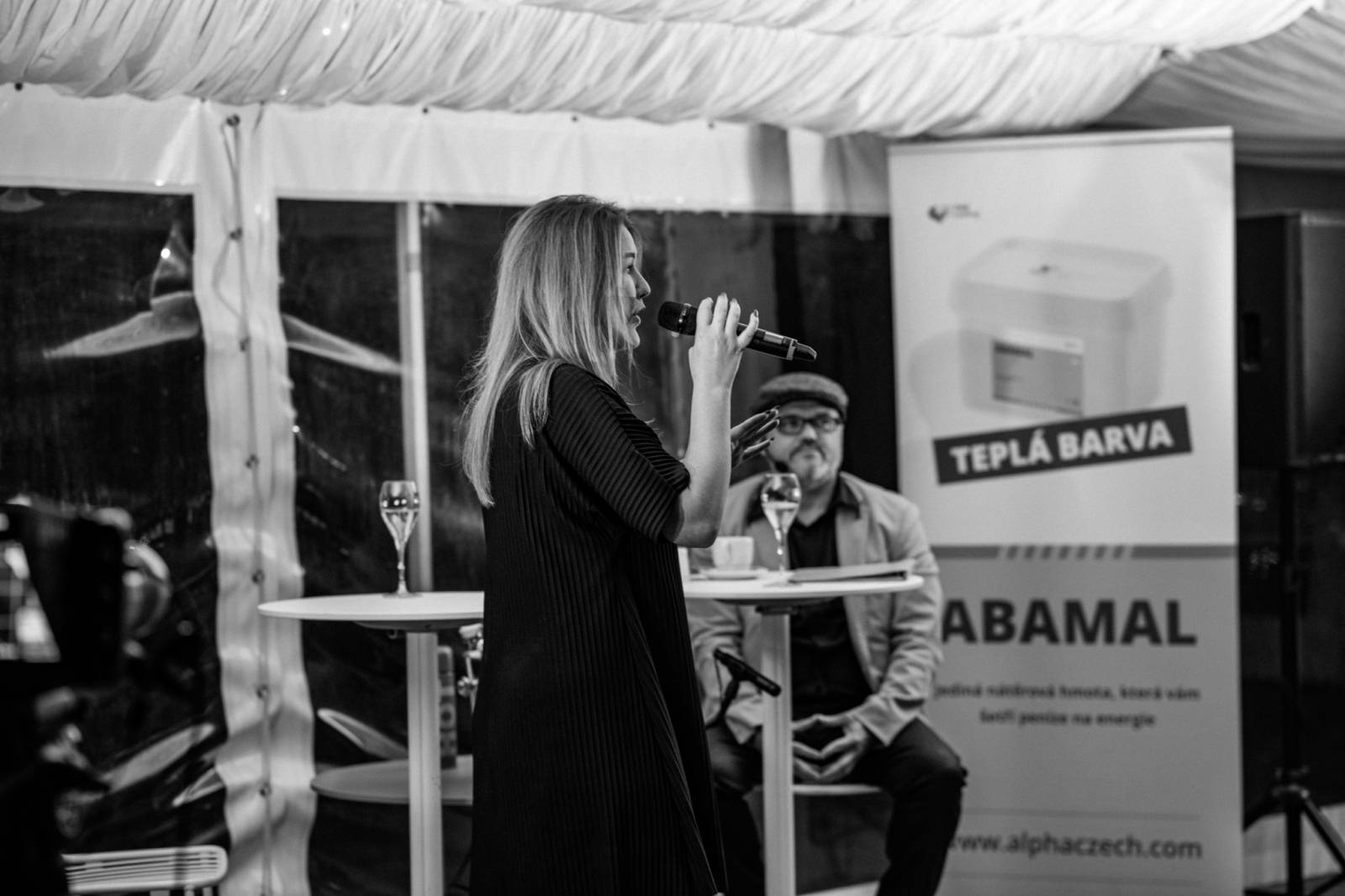 Talkshow U Aleše na střeše poprvé naživo. Publikum bavili Michael Kocáb s dcerou Natálií, Marie Rottrová, Debbi i Ondřej Ruml