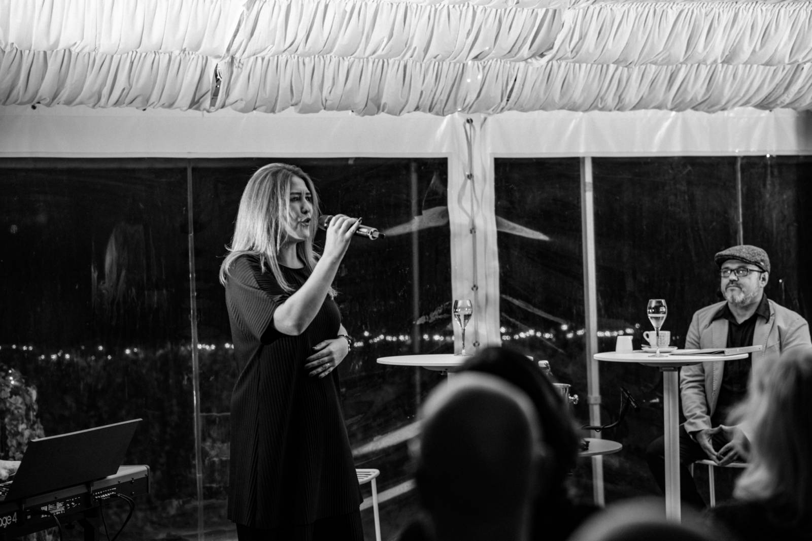 Talkshow U Aleše na střeše poprvé naživo. Publikum bavili Michael Kocáb s dcerou Natálií, Marie Rottrová, Debbi i Ondřej Ruml