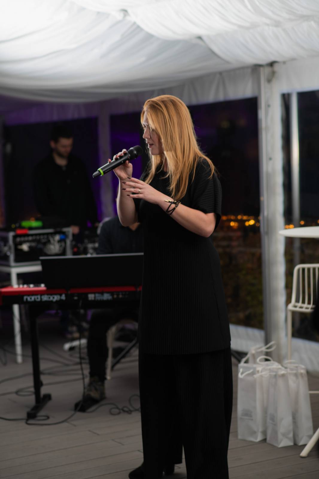 Talkshow U Aleše na střeše poprvé naživo. Publikum bavili Michael Kocáb s dcerou Natálií, Marie Rottrová, Debbi i Ondřej Ruml