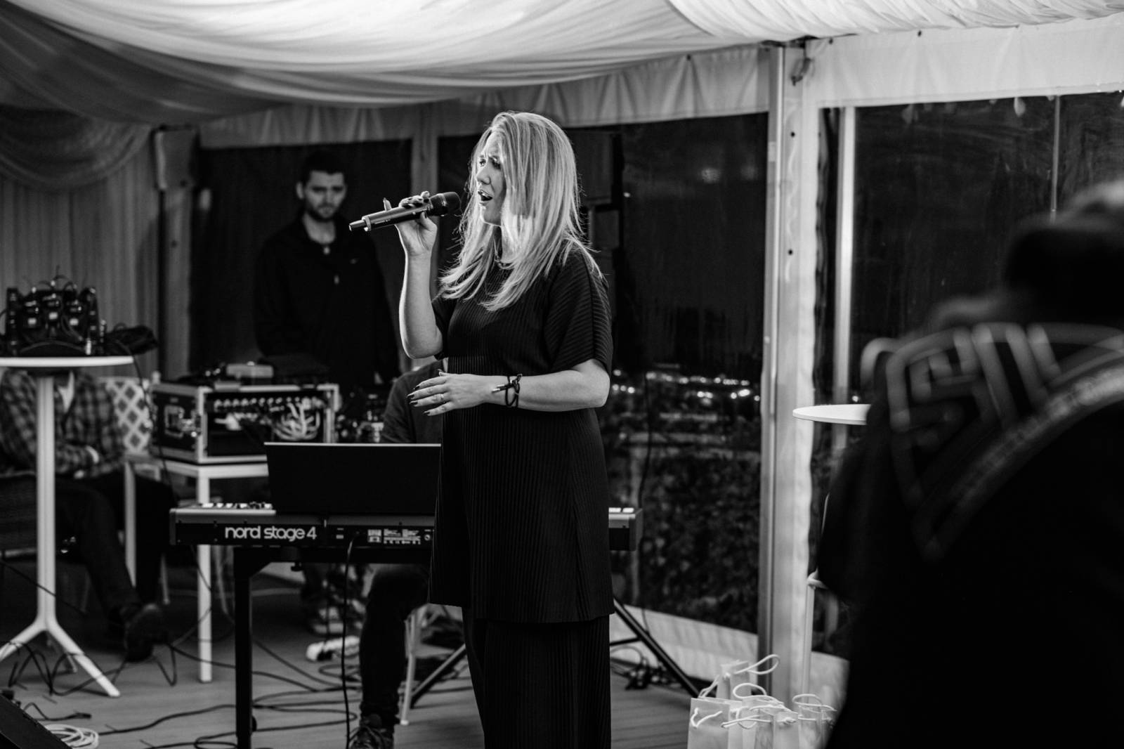 Talkshow U Aleše na střeše poprvé naživo. Publikum bavili Michael Kocáb s dcerou Natálií, Marie Rottrová, Debbi i Ondřej Ruml