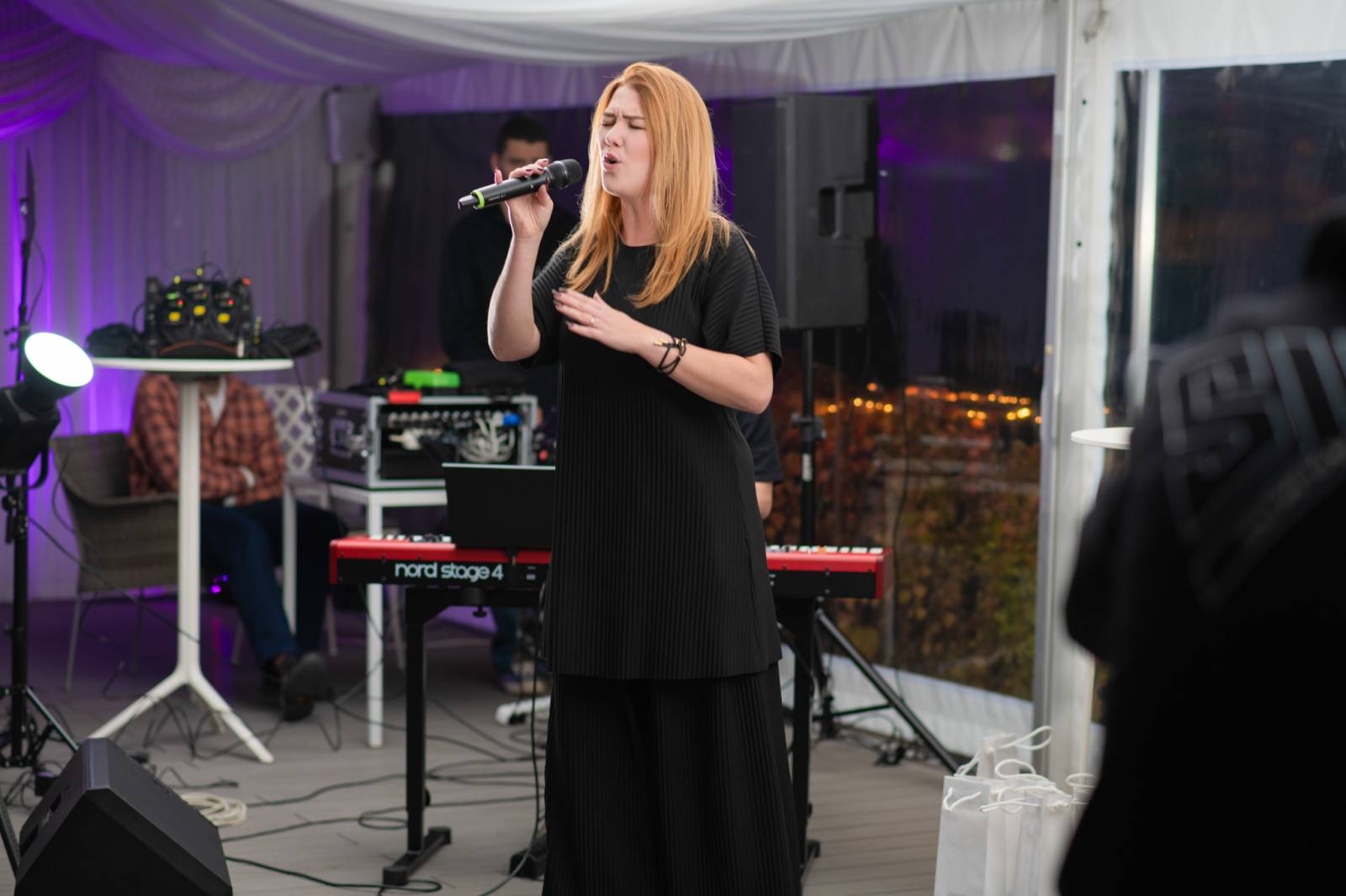 Talkshow U Aleše na střeše poprvé naživo. Publikum bavili Michael Kocáb s dcerou Natálií, Marie Rottrová, Debbi i Ondřej Ruml