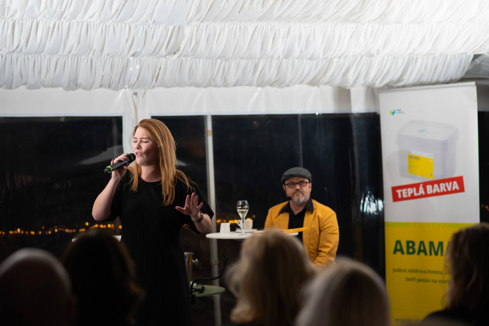 Talkshow U Aleše na střeše poprvé naživo. Publikum bavili Michael Kocáb s dcerou Natálií, Marie Rottrová, Debbi i Ondřej Ruml