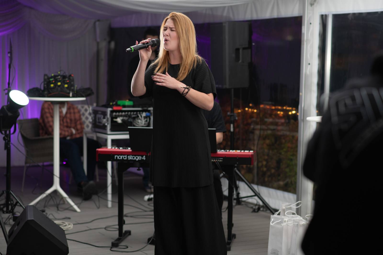 Talkshow U Aleše na střeše poprvé naživo. Publikum bavili Michael Kocáb s dcerou Natálií, Marie Rottrová, Debbi i Ondřej Ruml