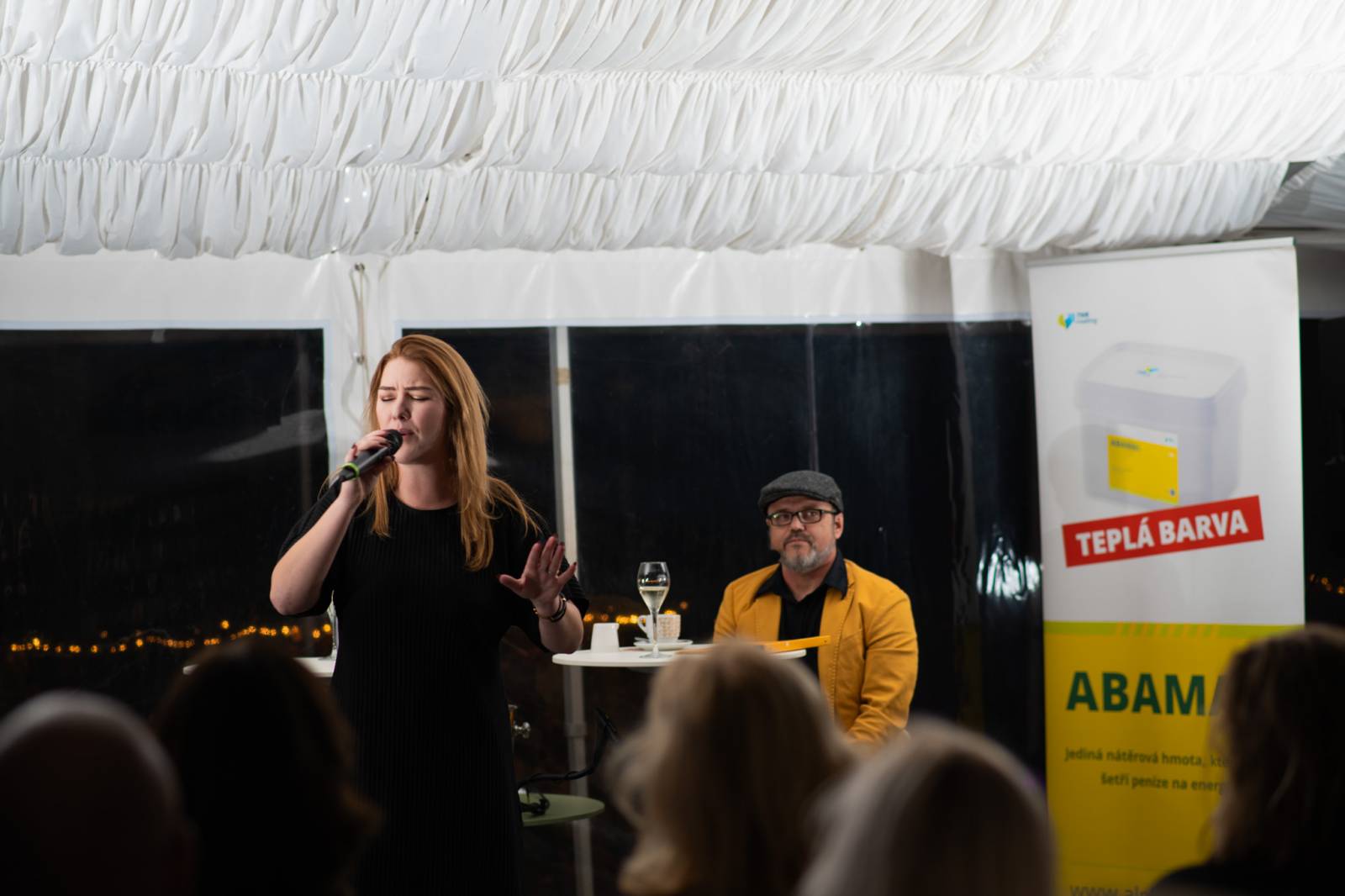 Talkshow U Aleše na střeše poprvé naživo. Publikum bavili Michael Kocáb s dcerou Natálií, Marie Rottrová, Debbi i Ondřej Ruml