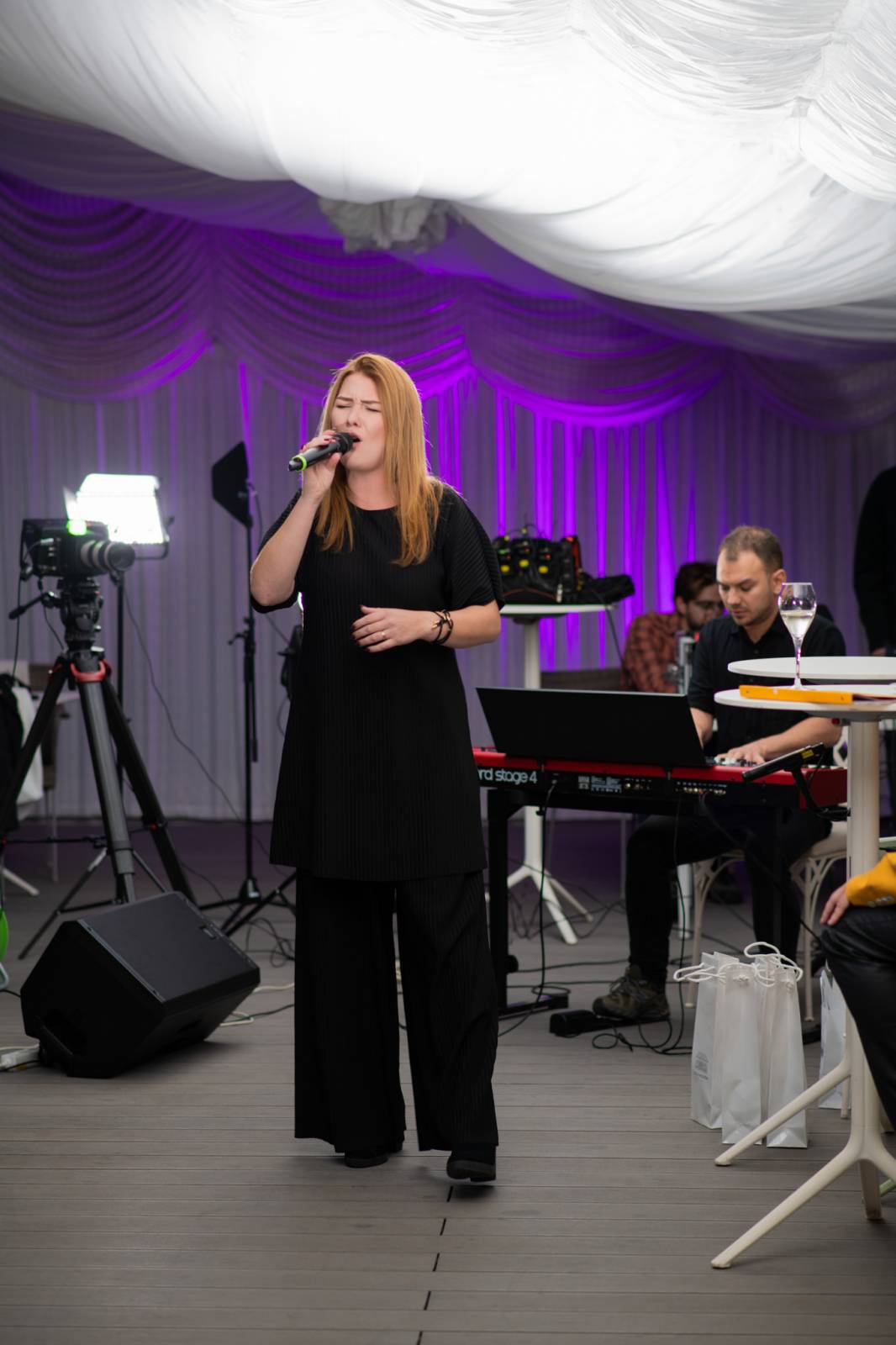 Talkshow U Aleše na střeše poprvé naživo. Publikum bavili Michael Kocáb s dcerou Natálií, Marie Rottrová, Debbi i Ondřej Ruml