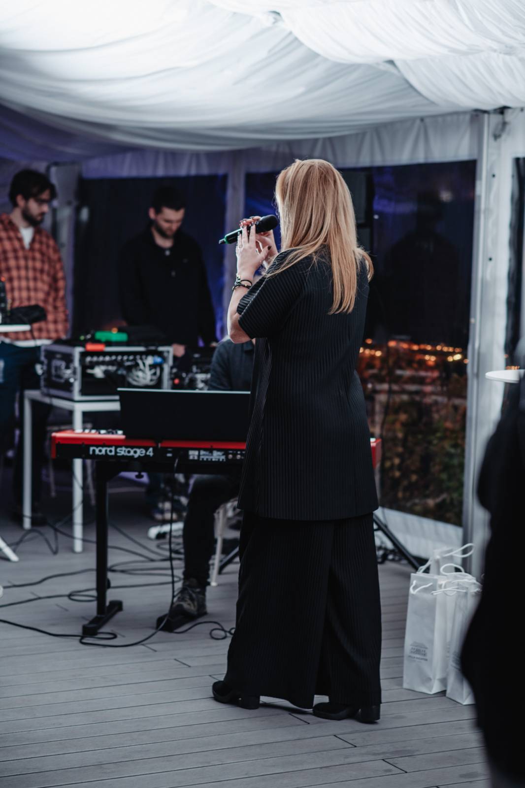 Talkshow U Aleše na střeše poprvé naživo. Publikum bavili Michael Kocáb s dcerou Natálií, Marie Rottrová, Debbi i Ondřej Ruml