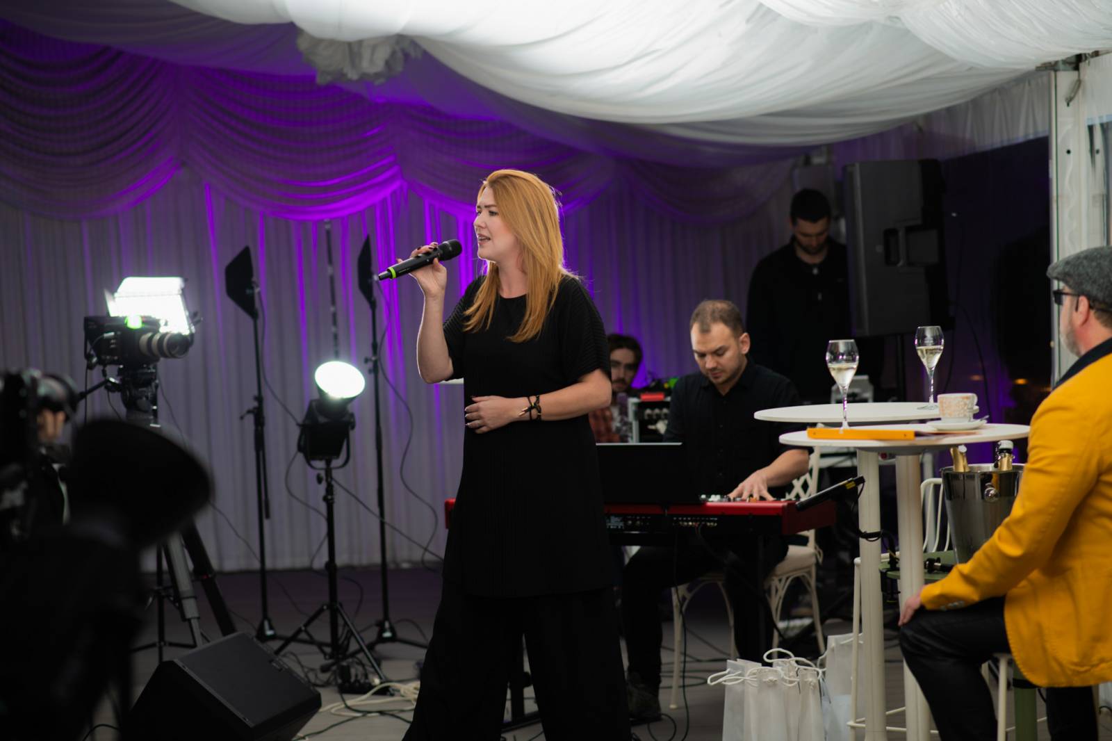 Talkshow U Aleše na střeše poprvé naživo. Publikum bavili Michael Kocáb s dcerou Natálií, Marie Rottrová, Debbi i Ondřej Ruml