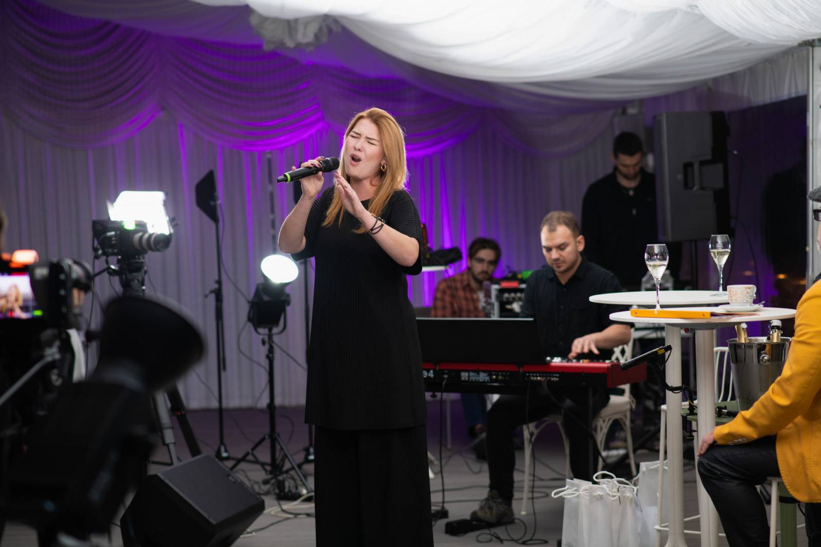 Talkshow U Aleše na střeše poprvé naživo. Publikum bavili Michael Kocáb s dcerou Natálií, Marie Rottrová, Debbi i Ondřej Ruml