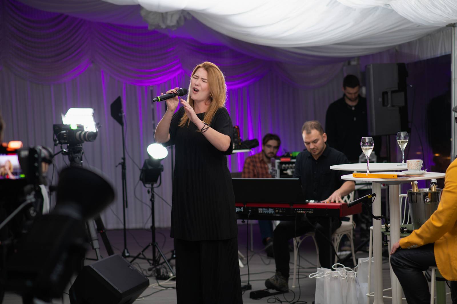 Talkshow U Aleše na střeše poprvé naživo. Publikum bavili Michael Kocáb s dcerou Natálií, Marie Rottrová, Debbi i Ondřej Ruml