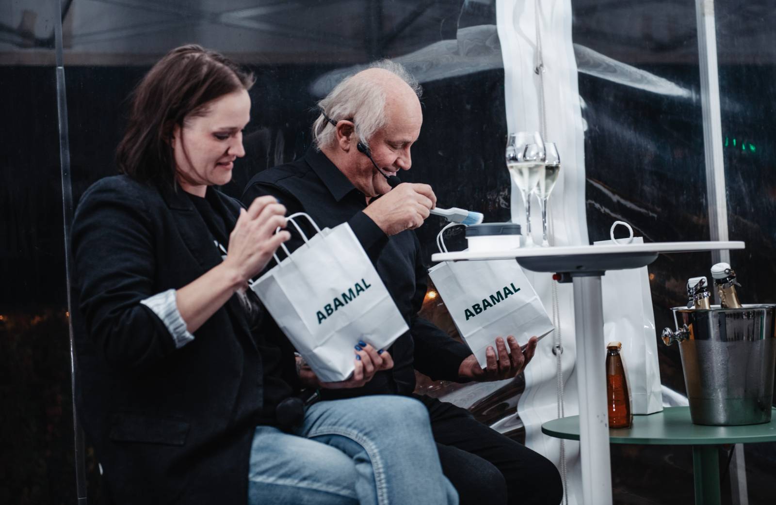 Talkshow U Aleše na střeše poprvé naživo. Publikum bavili Michael Kocáb s dcerou Natálií, Marie Rottrová, Debbi i Ondřej Ruml