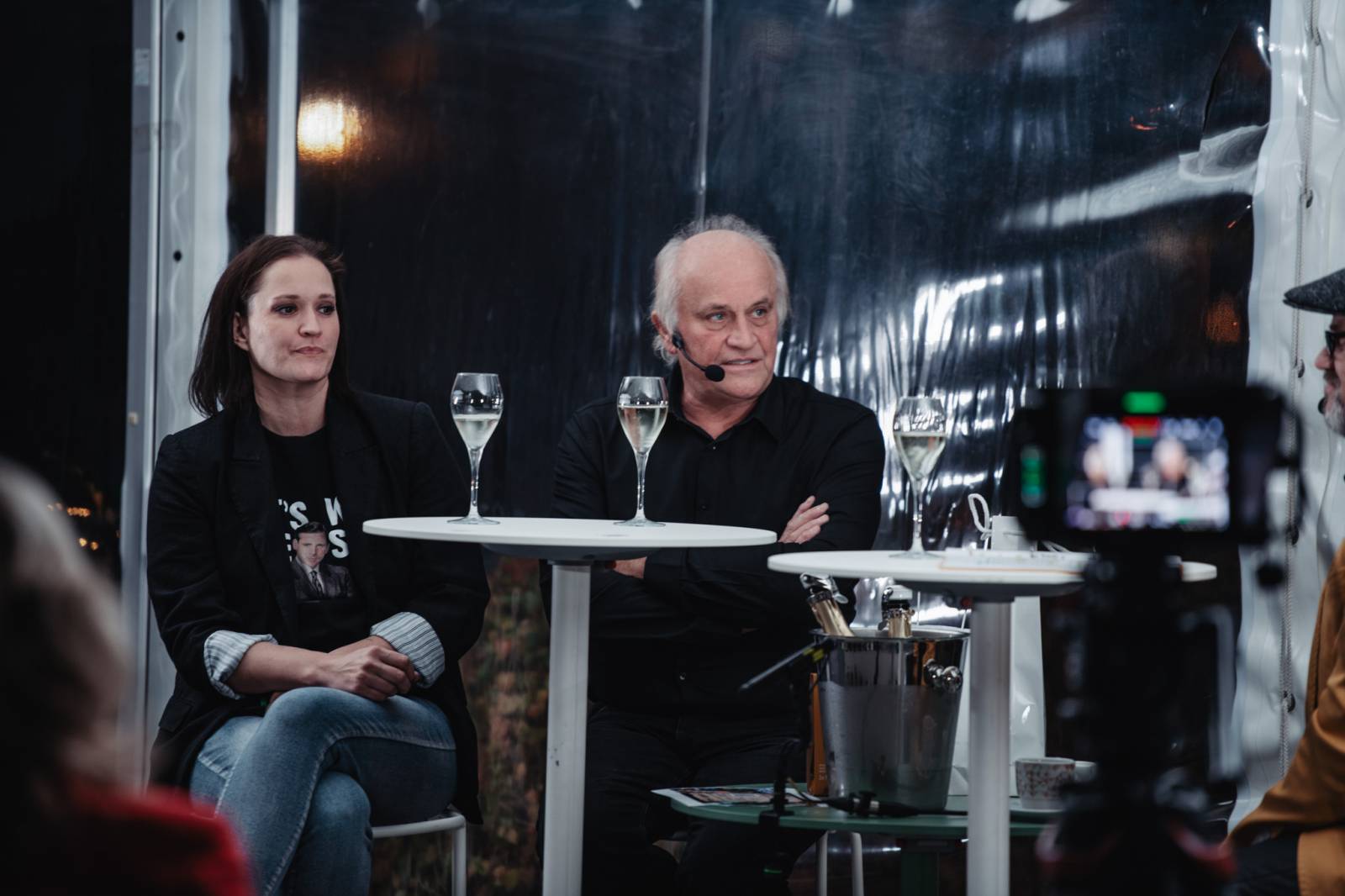 Talkshow U Aleše na střeše poprvé naživo. Publikum bavili Michael Kocáb s dcerou Natálií, Marie Rottrová, Debbi i Ondřej Ruml